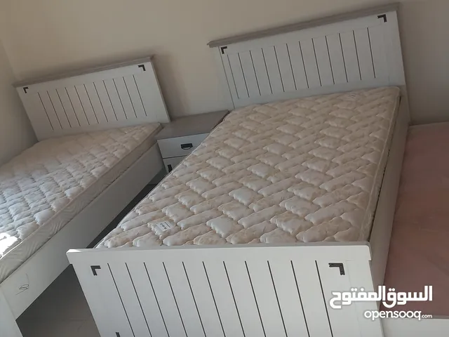 أثاث غرفة نوم كاملة (سريرين مع مرتبة + سرير متحرك مع مرتبته)، كوميدينو، تسريحة، وكبت.