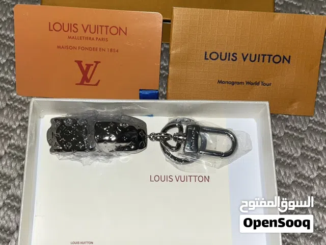 ميدالية لويس فيتون (Louis Vuitton) أصلية جديدة بكامل ملحقاتها