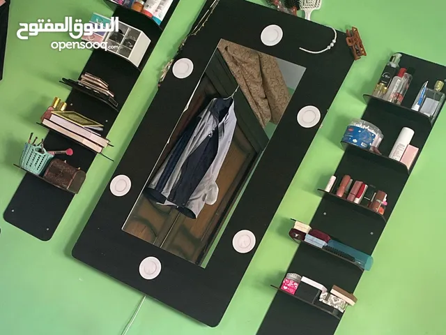 مرآة تعليق على الحائط