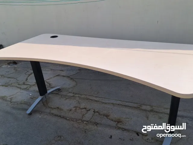 طاولة مكتب