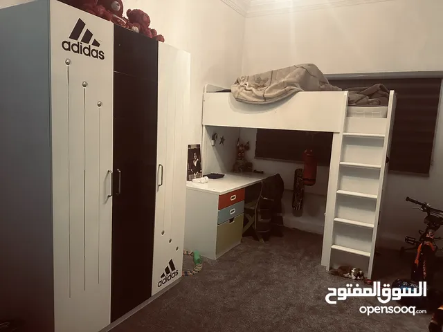 سرير ايكيا مع مكتب بدون فرشة