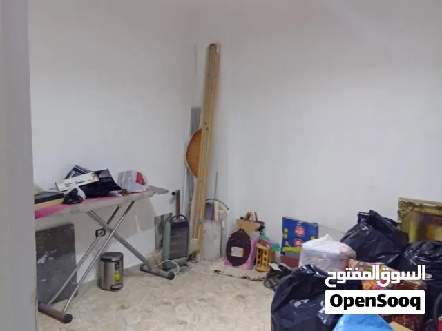 شقه ب الهانوفيل شارع الاصدقاء غرفتين وصاله عداد كهرباء ومياه مجمع