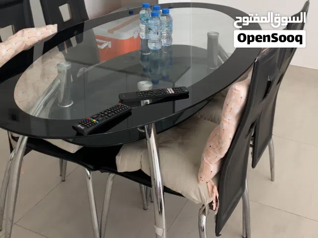 طاولة المعيشة وطاوله الصالة نظيفة