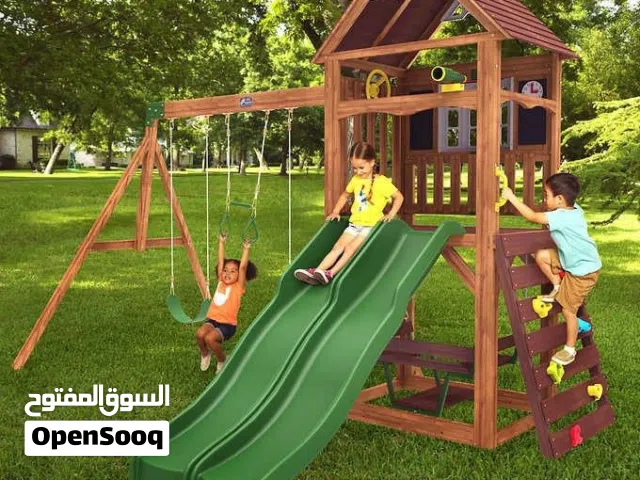 العاب اطفال ومقاعد خشبية