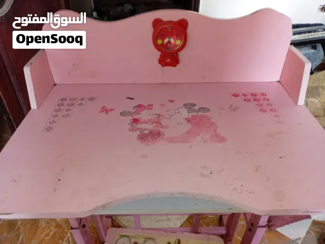 مكتب اطفال رائع لتدريب الطفل علي المذاكرة عباره عن كرسي ومكتب به رف للمحافظه علي الكتب