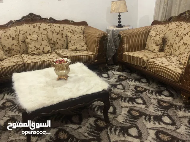 طقم كنب 10 مقاعد مع طاولات بحاله جيده جدا