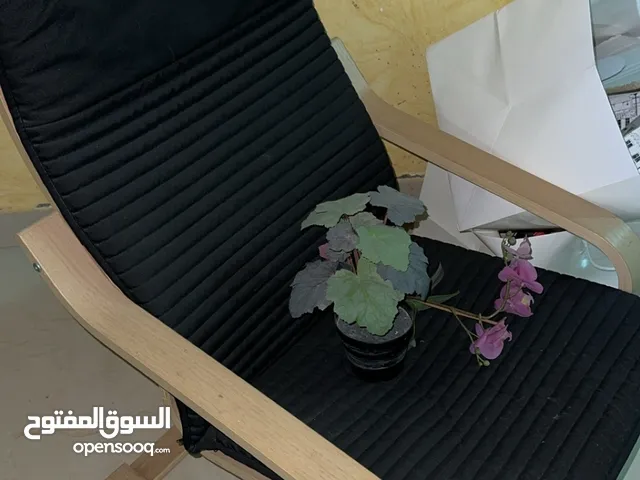 كرسي متحرك يشيل اوزان و جديد مافيه شق بالخام او كسر بالخشب و السعر صييييده