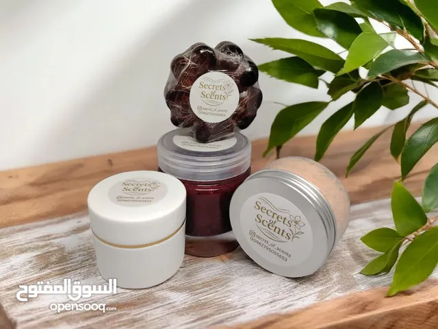 مستحضرات تجميل (سكراب للجسم-سكراب للقدمين-كريم مرطب-صابون من مواد طبيعيه -ليفه).من ecrets of scents