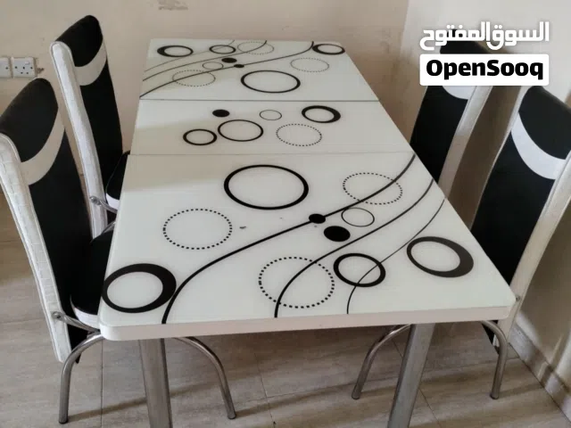 dinning table with chair. adjustable length of dinning table... working good condition.
