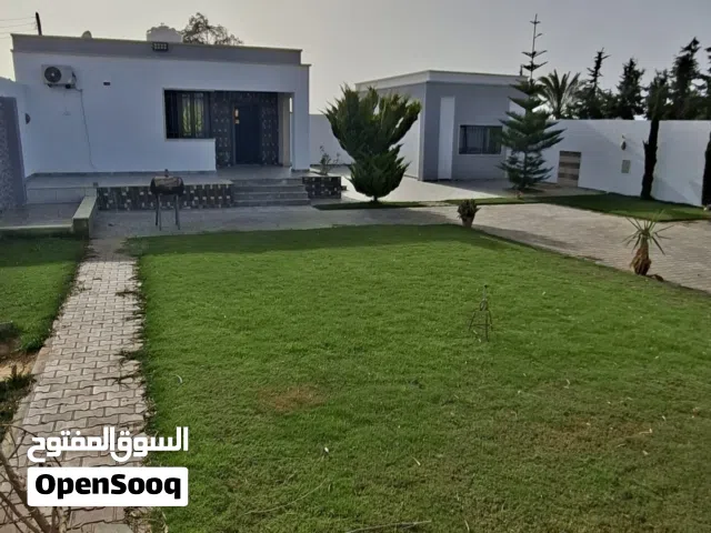 استراحة للبيع في تاجوراء قريبة علي البحر وقريبة علي الطريق الساحلي وقريبة علي الخدمات