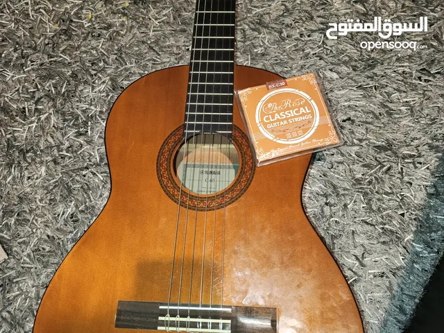 جيتار ياماها . Yamaha c40
