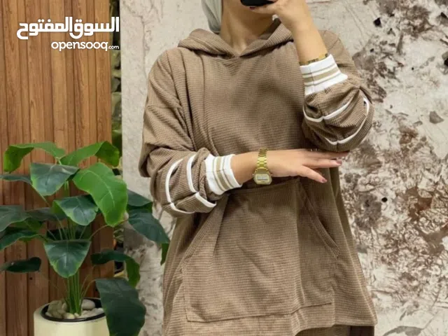 سوت قطعتين جيبة مطعّمة أبيض شيك الجامعة والخرجات خامة تقيلة وناعمة ودفا وهم وفخمةة