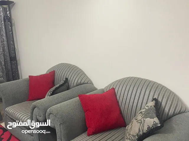 طقمين كنب مع سجاد وبرادي للبيع بسعر مغري قابل للتفاوض