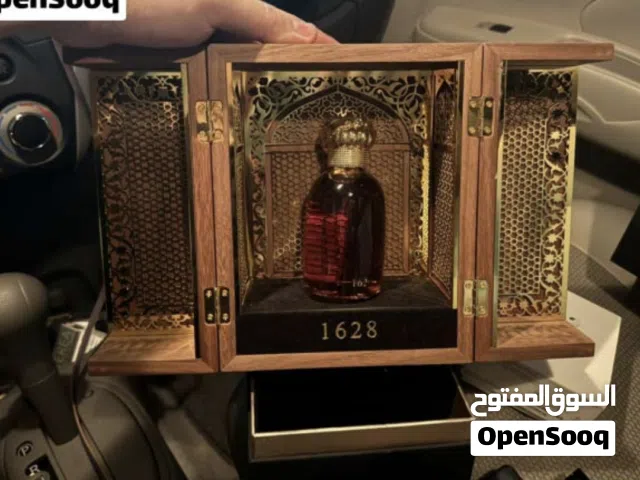 **حكاية عشقٍ خُلّدَت في التاريخ، تتجسد اليوم في عبيرٍ ملكي يأسر الحواس. من قلب التاريخ العريق