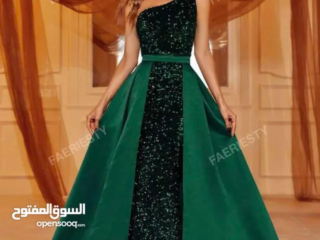 فستان سهرة مميز وراقي جدا لبسة واحدة فقط لون أخضر فخم ويأتي معه قطعة تنورة قابلة للإزالة