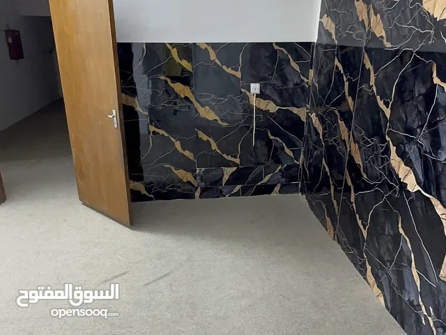 مشتمل ارضي معزول للأيجار في منطقة الساعي موقع فوق الممتاز على شارع البلدية الرئيسي