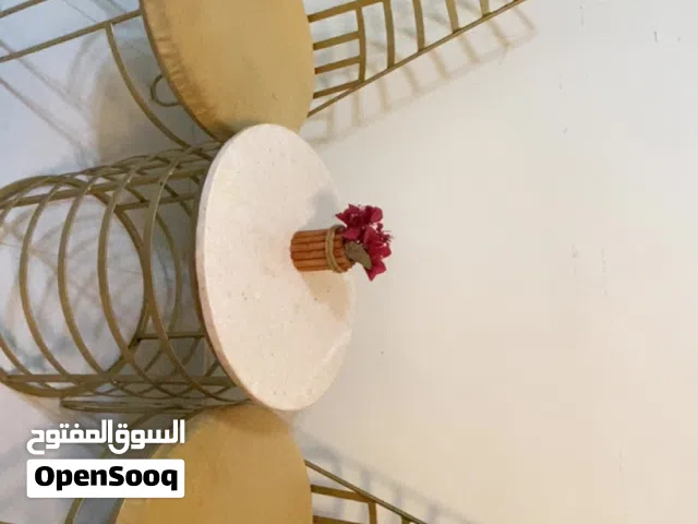 طاوله مع 2 كرسي حديد جودته عاليه جدا مستخدم اشههر فقط مع لون مميز وخام راقي