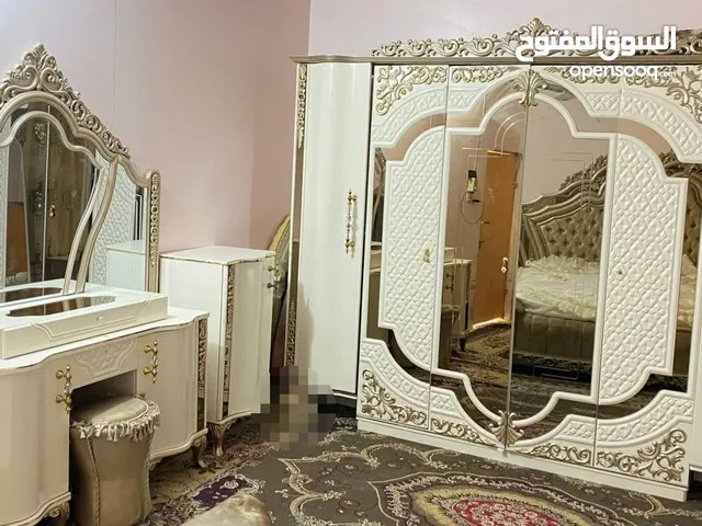 غرفة مستخدمة للبيع لان ماعندي مكان نضيفة بيها اضرار بسيطه متكونة من 9قطع