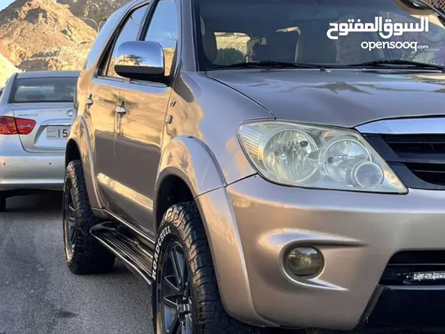 جيب تويوتا سيارة عائلية وشبابية سبع مقاعد قابل للبدل بسياره اقل قيمه مع دفع الفرق