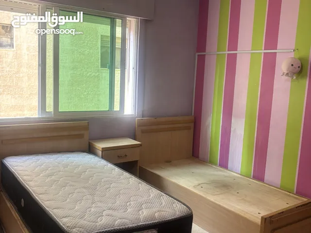 غرفه نوم  تختين وفرشتين وخزانة وكومدينا وتوااليت