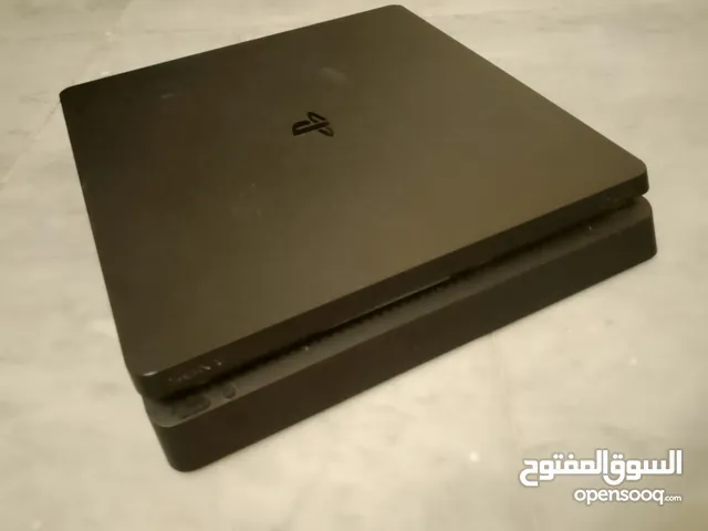 PlayStation 4 400 GB and excellent condition 1 original controller and four games