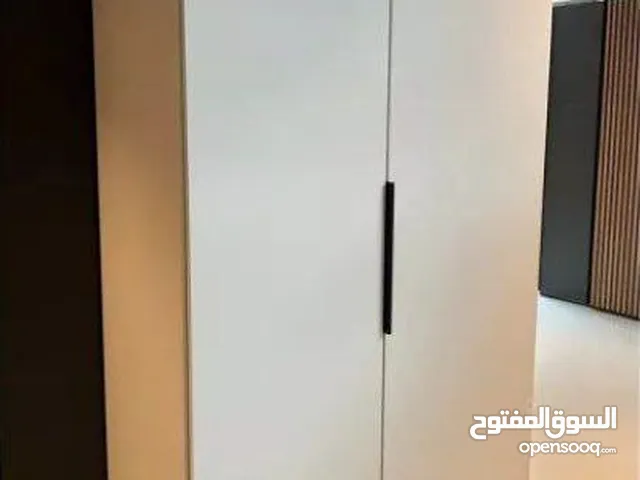 خزانة الملابس المودرن ببابينخزانة بيضا ناعمة بلمسة خشب طبيعية    تعطي لغرفتك طابع فخم وعصري بنفس الو