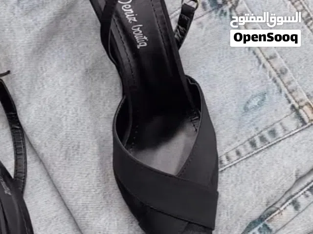 حذاء كعب اسود