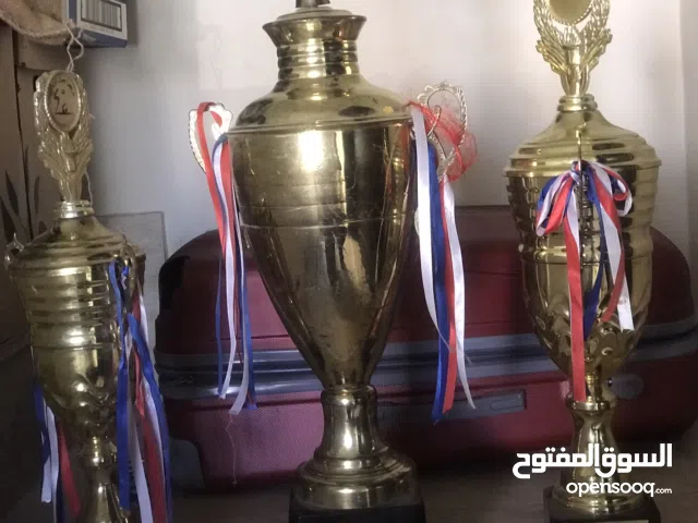 للبيع ثلاث كؤوس