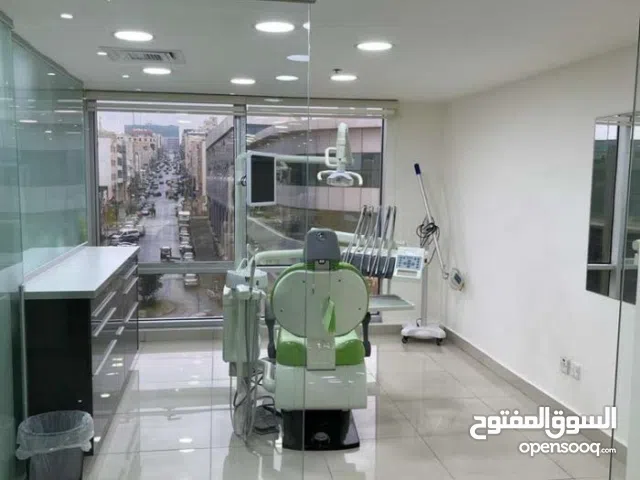 عيادة أسنان جاهزة للإيجار – الصويفية / شارع الوكالات