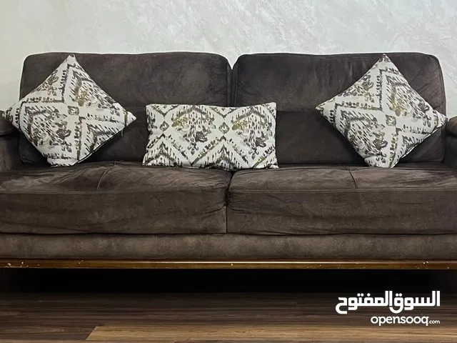 كنب للبيع مع طاوله تلفزيون خشب