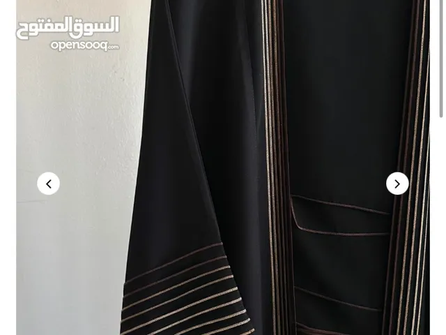 عبايه باللون الأسود بأطراف بنيه الطول 55 السعر الأصلي 35 السعر الحالي 15 قابل للتفاوض بالمعقول