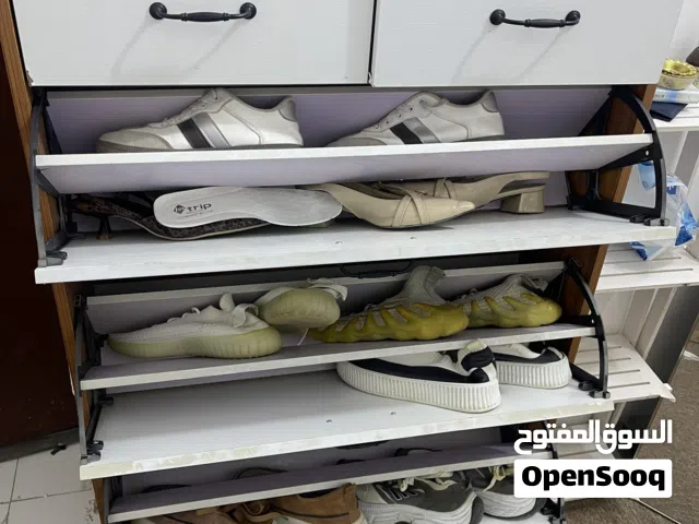 جزامة حجم كبير ، وميز ديوانيه حجم متوسط