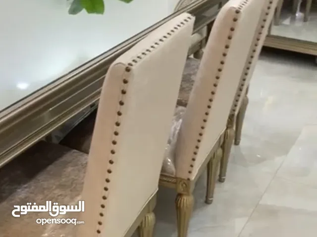 للبيع طاولة طعام 8 كراسي مع ميز و مراية ( يتوفر طاولات اخرى )