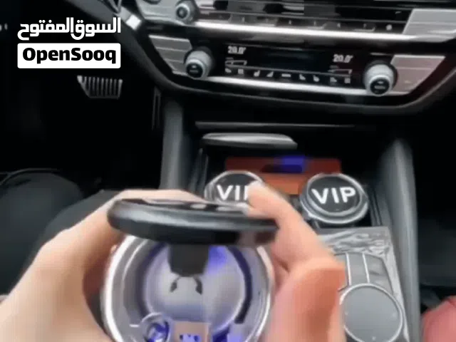 نفاضة سيارة بإضاءة LED وشعار