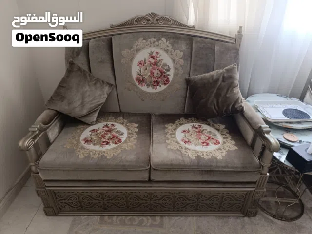 طقم جلوس خشب زان ثقيل عبارة عن ثنائيتين وثلاثية وكومدينة كبيرة مع مرأة وطاولة للتواصل