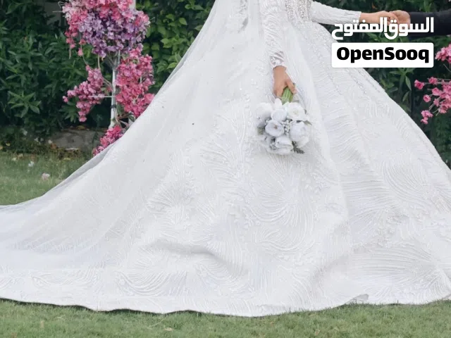 فستان هاند ميد استعمال مرة واحدة فقط حالته كالجديد موجود بالفاتورة معاه الطرحة والبضي بتاعه