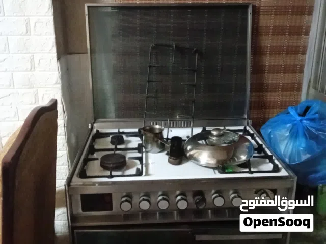ثلاجه وغاز مع اربع تخوت حديد