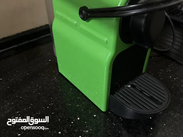 الماكينة هي Nespresso Inissia (نسبريسو إنيسيا)