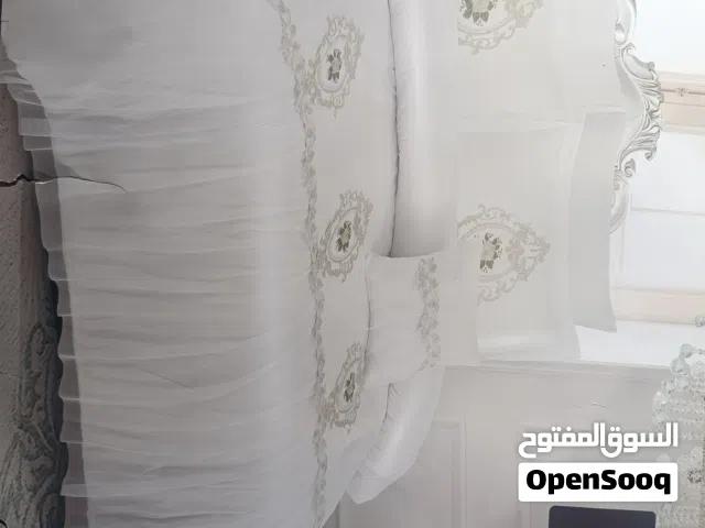 فرشة بيضاء مستعمل فقط شهرين معا 2 وجه مخاد وكوشة صغيرة (ما بيها اي ضرر)