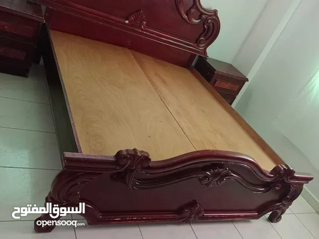 تخت مزدوج وكمودينه عدد 2 وتسريحه