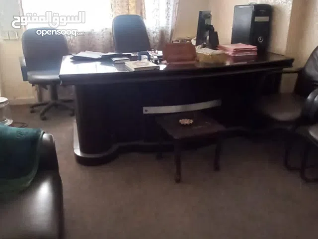 مكتب مع كراسي