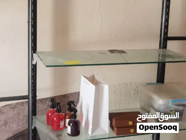ارفف زجاج للطعور ومحلات التجميل الطول 220 سم تقريبا العرض 100 سم العدد 7 ارفف وتوجد وصلات 70 رف يصير