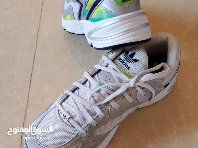 حذاء اديداس اصلي غير مستخدم جديد وارد أروبي