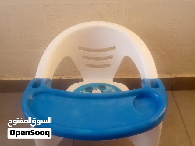 كرسي طعام للاطفال وحمالة بيبي ماركه تقيله لونها اسود واحمر