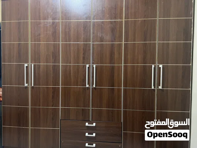 خزانة ملابس كبيرة ست ابواب وثلاث جوارير بحالة جيدة