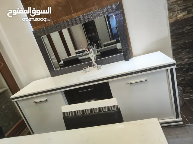غرفة طعام إيطالية ميز طعام وبوفيات