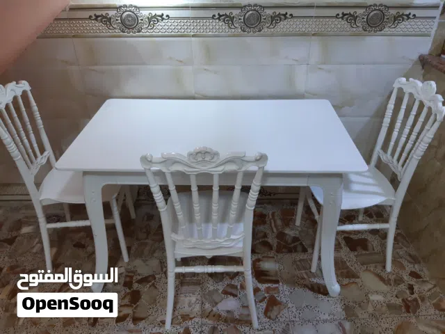 ميز طعام تركي عاج مع ثلاثة كراسي