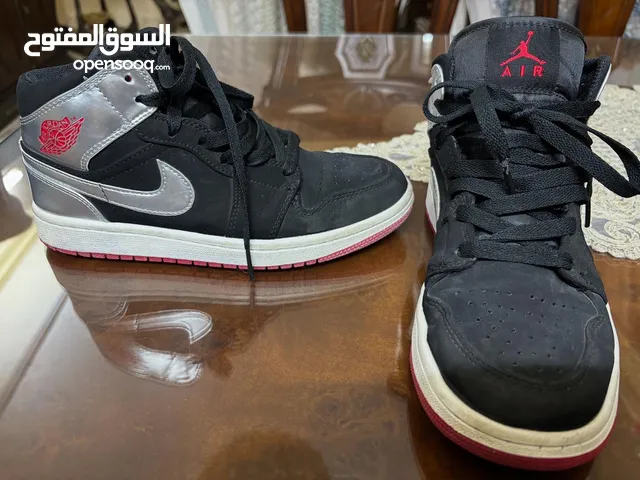 “للبيع بوت Air Jordan 1 Mid أصلي بكود رسمي - مقاس 38 EU - حالة نظيفة جداً وسعر ممتاز!”