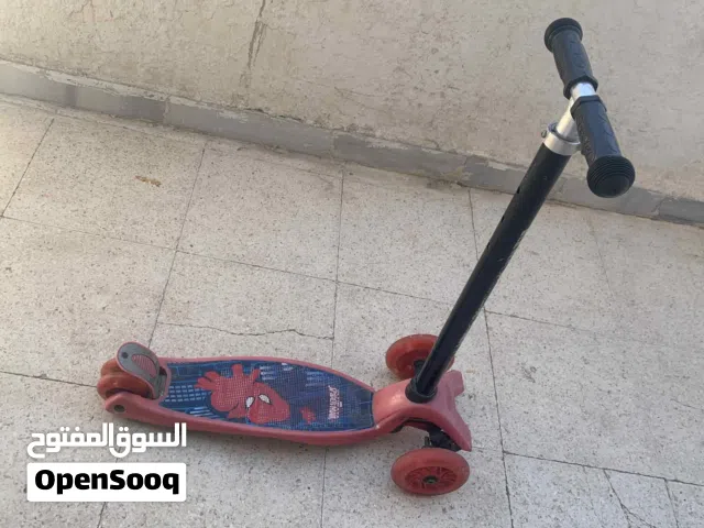 سكيت بورد مستعمل استعمال خفيف يصلح للأعمار من 10 سنوات إلى 16 سنة العجال الخلفية مضيئة