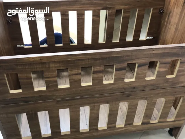 تخت اطفال لون بني فاتح معه جدلة ومخدات مجانا